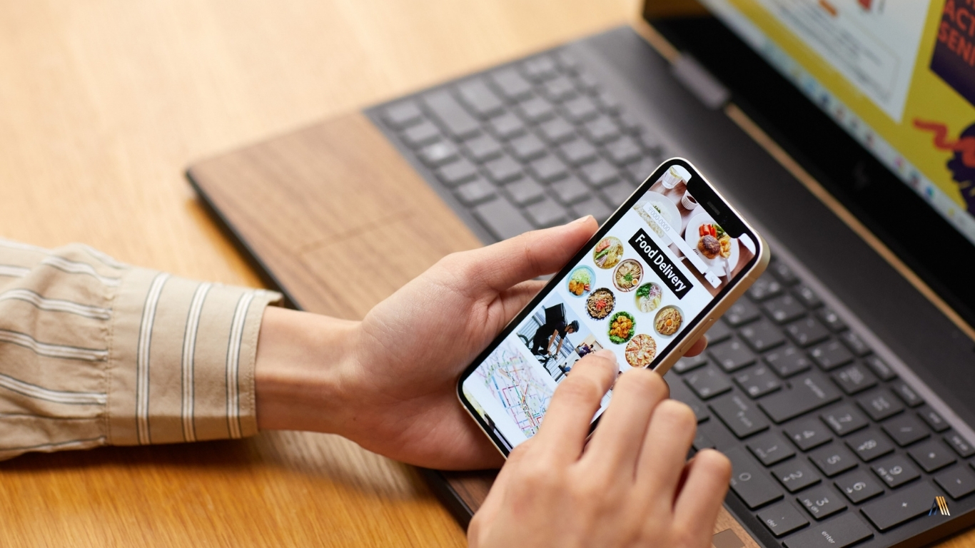 Aplicación móvil abierta sobre una laptop